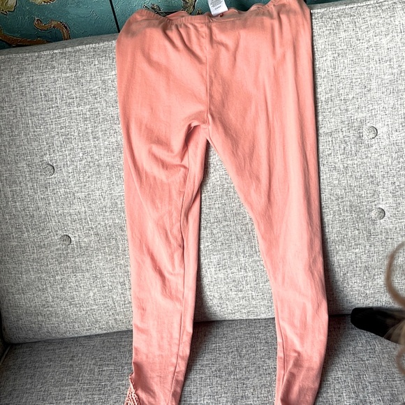 Peach leggings with Doyle pattern on side of bottom of leg - Picture 1 of 2